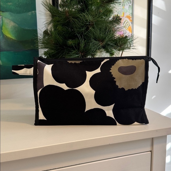 Marimekko Black and White Poppy Unikko Pattern Toiletry Travel Unisex Bag - Picture 2 of 9